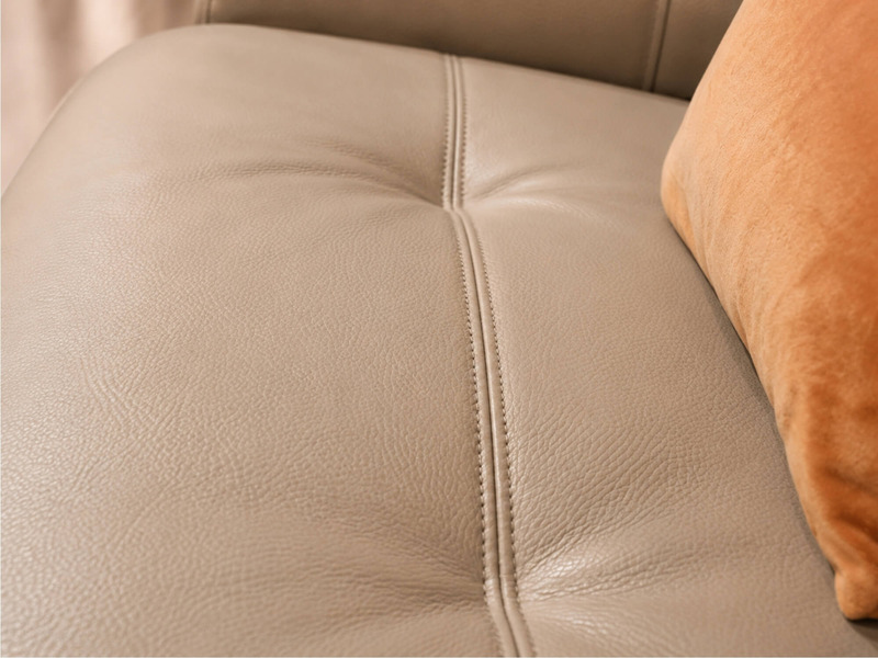 Cận cảnh bề mặt da cao cấp của sofa đơn COCOON SB8179, với các đường may chìm tinh tế, thể hiện sự tỉ mỉ trong từng chi ti…