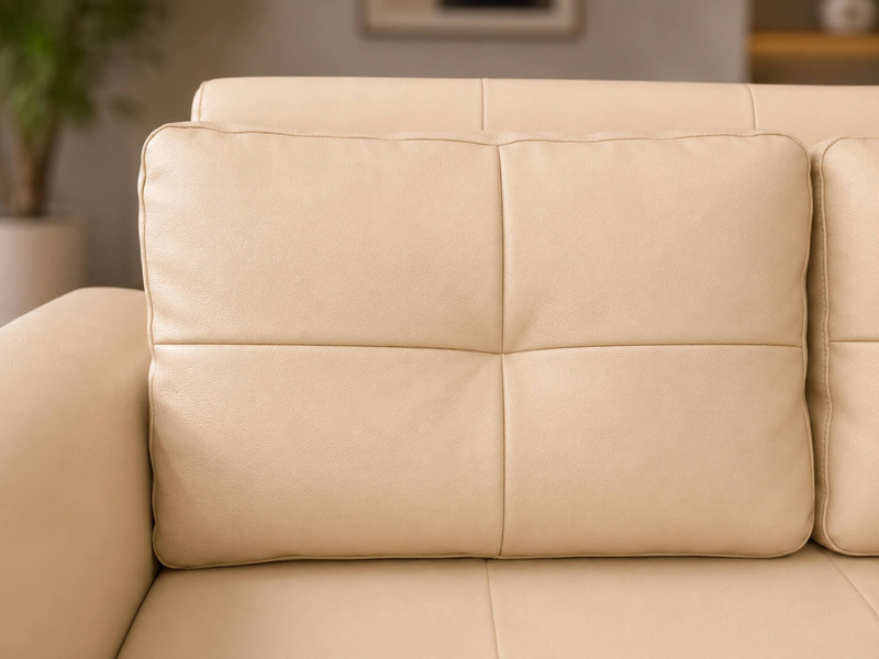 Cận cảnh phần đệm lưng của sofa giường Lamia C1004 màu kem. Các đường may chần múi vuông vắn tạo điểm nhấn thẩm mỹ và độ p…