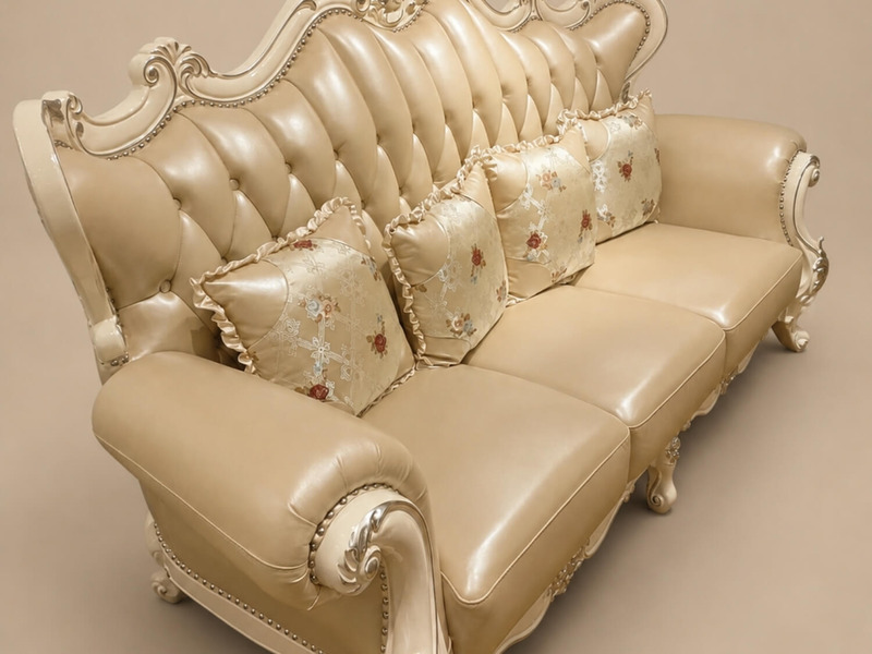 Ghế sofa băng ba VALERION được chụp từ góc nghiêng, làm nổi bật chiều sâu của đệm ngồi êm ái và các gối tựa lưng họa tiết…