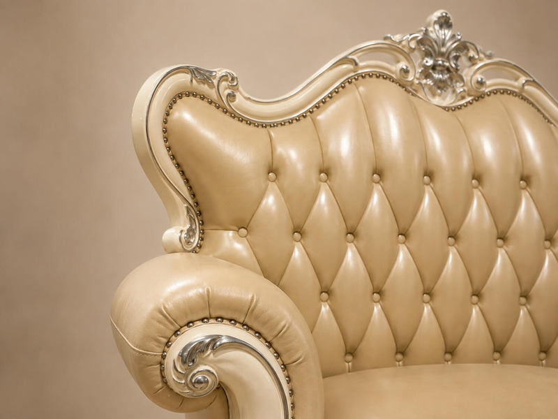 Cận cảnh phần tựa lưng và tay vịn của ghế sofa VALERION, cho thấy rõ chất liệu da màu kem được rút múi tinh tế. Các chi ti…