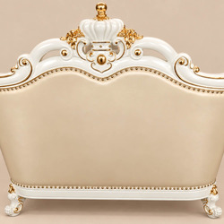 Mặt sau của ghế sofa băng VERSALÉON, cho thấy phần lưng tựa cao hình vương miện và khung gỗ chạm khắc dát vàng. Phần không…