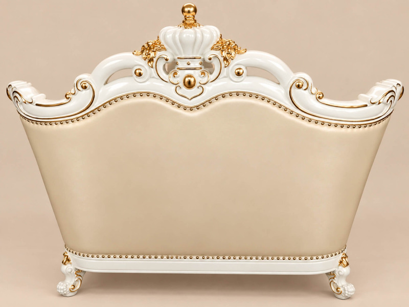 Mặt sau của ghế sofa băng VERSALÉON, cho thấy phần lưng tựa cao hình vương miện và khung gỗ chạm khắc mạ vàng. Phần không…