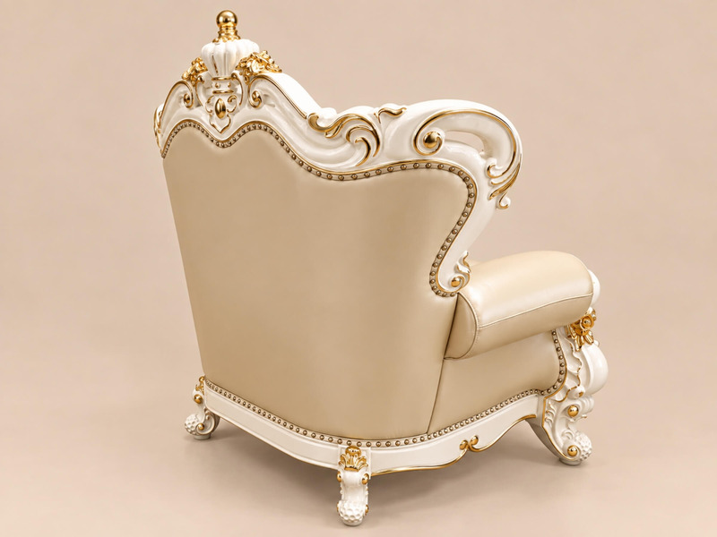 Góc nhìn nghiêng từ phía sau của ghế sofa đơn VERSALÉON, làm nổi bật đường cong mềm mại của lưng tựa và tay vịn. Các chi t…