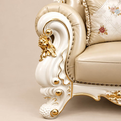 Góc chụp cận cảnh phần tay vịn và chân ghế sofa, nổi bật đường cong mềm mại và các chi tiết chạm khắc dát vàng tinh xảo. P…