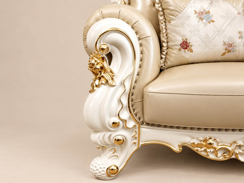 Góc chụp cận cảnh phần tay vịn và chân ghế sofa, nổi bật đường cong mềm mại và các chi tiết chạm khắc mạ vàng tinh xảo. P…