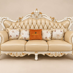 Ghế sofa băng 3 chỗ ngồi của bộ VERSALÉON, chụp chính diện. Ghế có lưng tựa cao hình vương miện đặc trưng, bọc da màu kem…