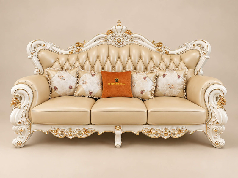 Ghế sofa băng 3 chỗ ngồi của bộ VERSALÉON, chụp chính diện. Ghế có lưng tựa cao hình vương miện đặc trưng, bọc da màu kem…