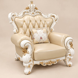 Ghế sofa đơn VERSALÉON chụp góc nghiêng, làm nổi bật đường cong mềm mại của tay vịn và chân ghế. Các họa tiết dát vàng trê…