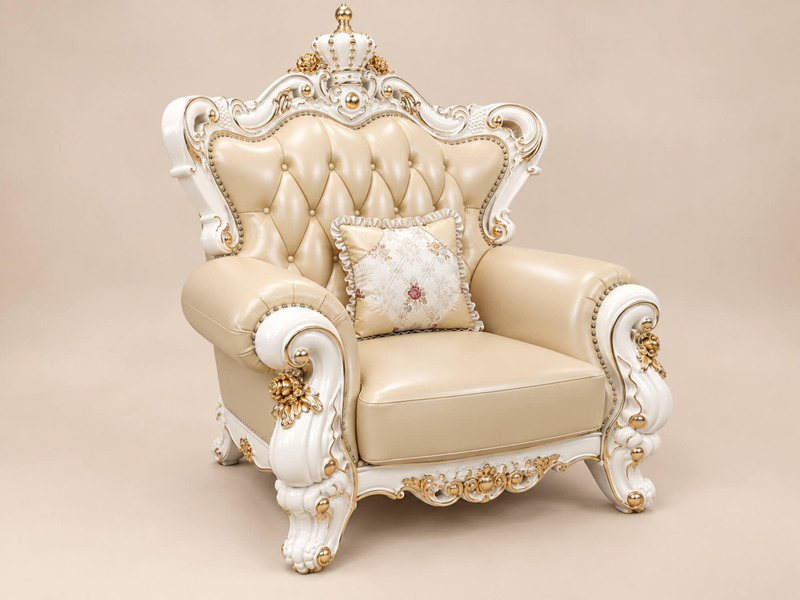 Ghế sofa đơn VERSALÉON chụp góc nghiêng, làm nổi bật đường cong mềm mại của tay vịn và chân ghế. Các họa tiết mạ vàng trê…