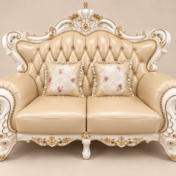 Ghế sofa băng 2 chỗ ngồi VERSALÉON, chụp chính diện, với lưng tựa rút múi và các gối tựa nhỏ họa tiết hoa văn cổ điển. Khu…