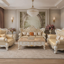 Bộ sofa tân cổ điển màu kem gồm một băng 3, một băng 2, hai ghế đơn và bàn trà mặt đá, đặt trong phòng khách sang trọng. K…