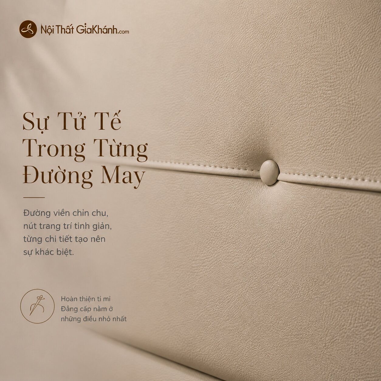 Chi tiết đường may chỉ đôi trên bề mặt da màu kem của sofa Belluno SB01, thể hiện sự tỉ mỉ và chắc chắn trong từng đường k…