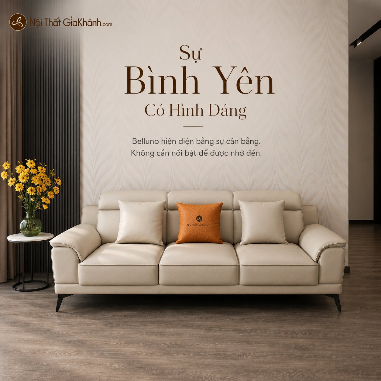 Hình ảnh tổng thể bộ sofa Belluno SB01 màu kem nhạt trong không gian phòng khách hiện đại, với sofa băng dài và hai ghế đơ…