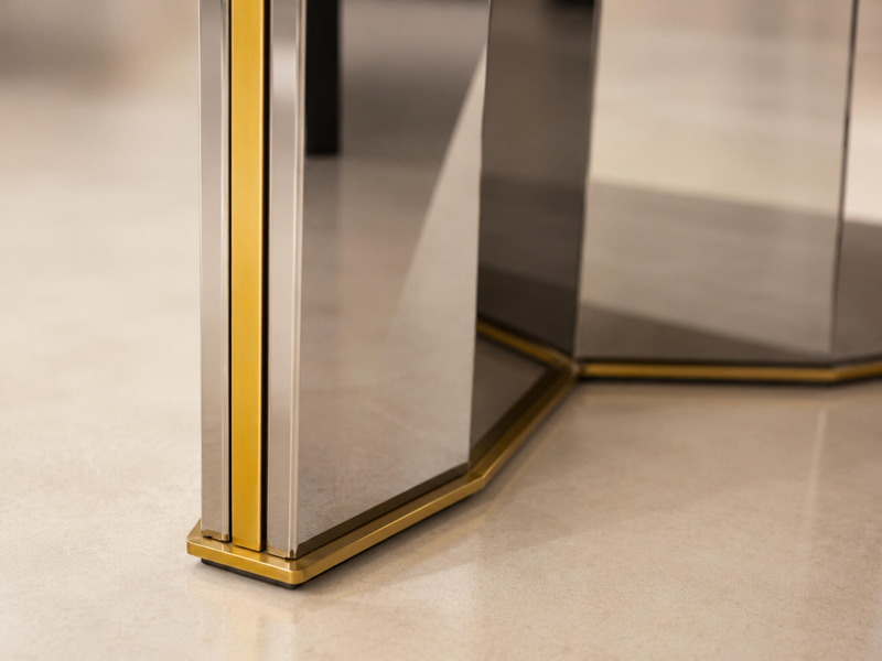 Cận cảnh phần đế của chân bàn ăn MIRROR PRISM BA802, làm nổi bật thiết kế hình khối độc đáo và chi tiết mạ vàng. Chân bàn…