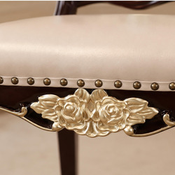Cận cảnh đệm ghế ăn VICTORIA ROSE bọc da màu kem nhạt, được cố định bằng hàng đinh tán trang trí dọc viền. Phía dưới là ch…