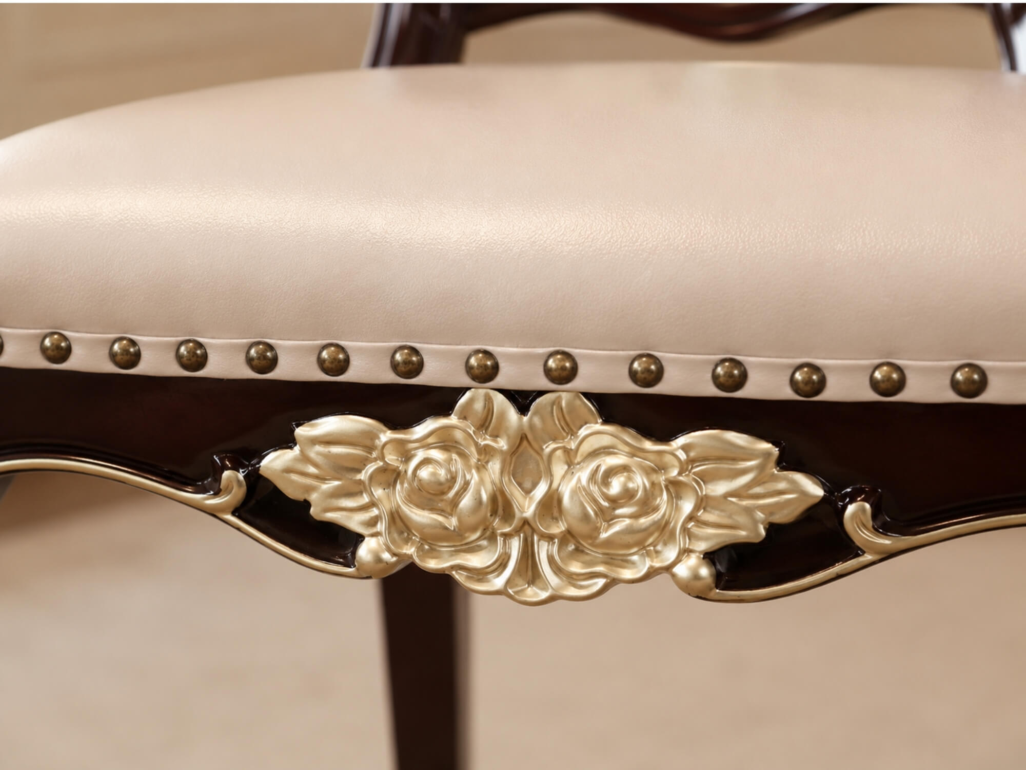 Cận cảnh đệm ghế ăn VICTORIA ROSE bọc da màu kem nhạt, được cố định bằng hàng đinh tán trang trí dọc viền. Phía dưới là ch…