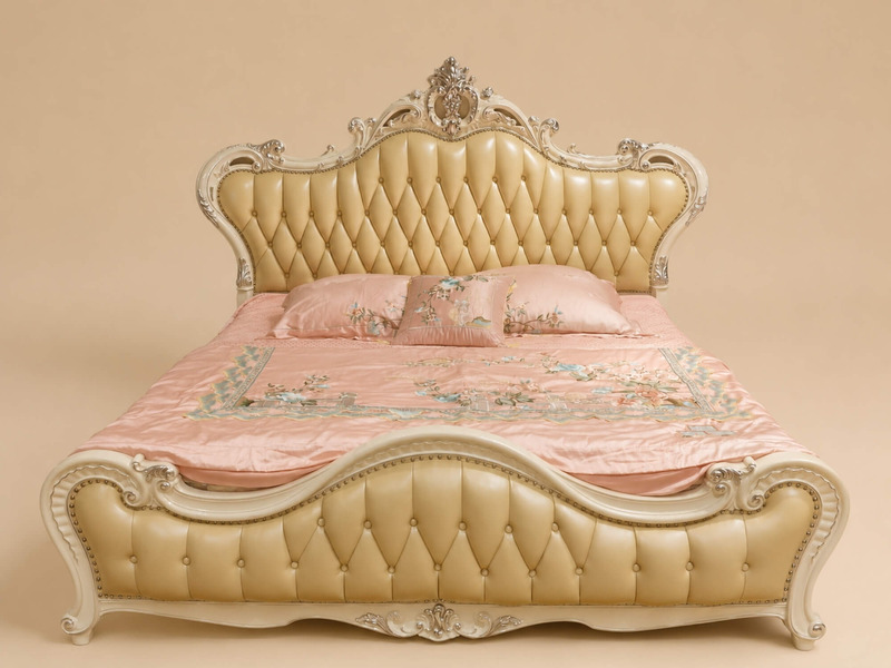 Giường ngủ MONARCHIA 1m8 chụp chính diện trên nền màu be đơn giản. Thiết kế đầu và đuôi giường bọc da múi rút khuy màu kem…