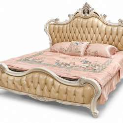 Giường ngủ MONARCHIA 1m8 nhìn từ góc chếch phía trước, đặt trên nền trắng. Nổi bật với đầu giường và đuôi giường bọc da mà…