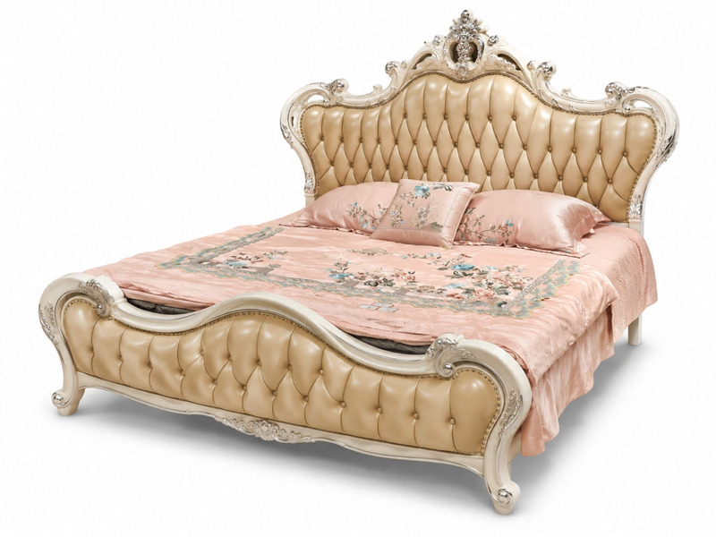 Giường ngủ MONARCHIA 1m8 nhìn từ góc chếch phía trước, đặt trên nền trắng. Nổi bật với đầu giường và đuôi giường bọc da mà…