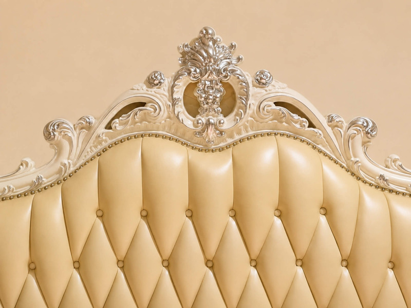 Chi tiết chạm khắc hoa văn trên đỉnh đầu giường MONARCHIA 1m8. Khung gỗ màu trắng ngà được điêu khắc tỉ mỉ với các đường n…