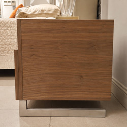 Góc chụp cận cảnh mặt bên phải của tab đầu giường TAGC1726, cho thấy thiết kế vuông vắn và chắc chắn của sản phẩm. Thân tủ…