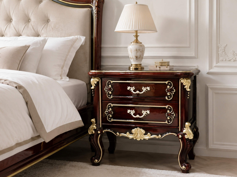 Tủ đầu giường Versailles A15 được đặt cân đối bên cạnh giường ngủ lớn với đầu giường bọc nệm màu kem. Tủ có hai ngăn kéo…