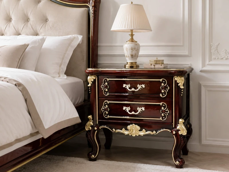Tủ đầu giường Versailles A15 được đặt cân đối bên cạnh giường ngủ lớn với đầu giường bọc nệm màu kem. Tủ có hai ngăn kéo…
