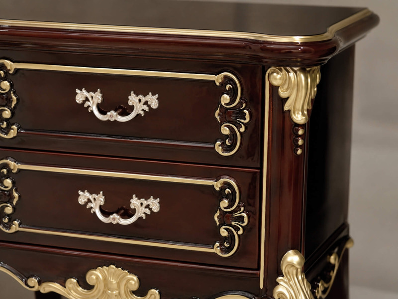 Cận cảnh góc trên bên phải của tủ đầu giường Versailles A15, cho thấy mặt tủ phẳng với đường viền vàng đồng chạy quanh. Cá…