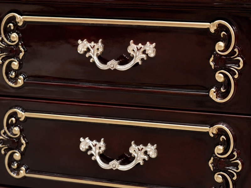 Cận cảnh chi tiết hai ngăn kéo của tủ đầu giường Versailles A15, tập trung vào tay nắm kim loại màu bạc chạm khắc hoa văn…