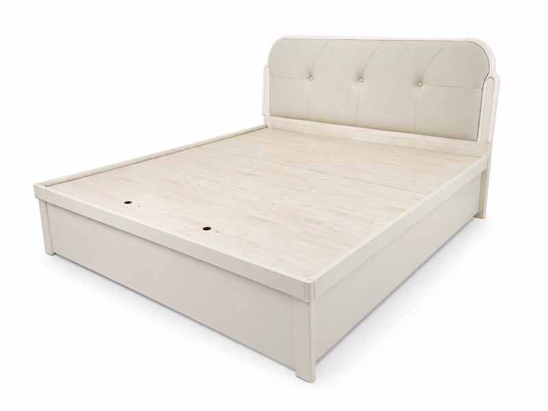 Giường ngủ ALTHEA GN2463 kích thước 1m8, chụp góc chéo phía trước, cho thấy toàn bộ khung giường màu kem nhạt và đầu giườn…