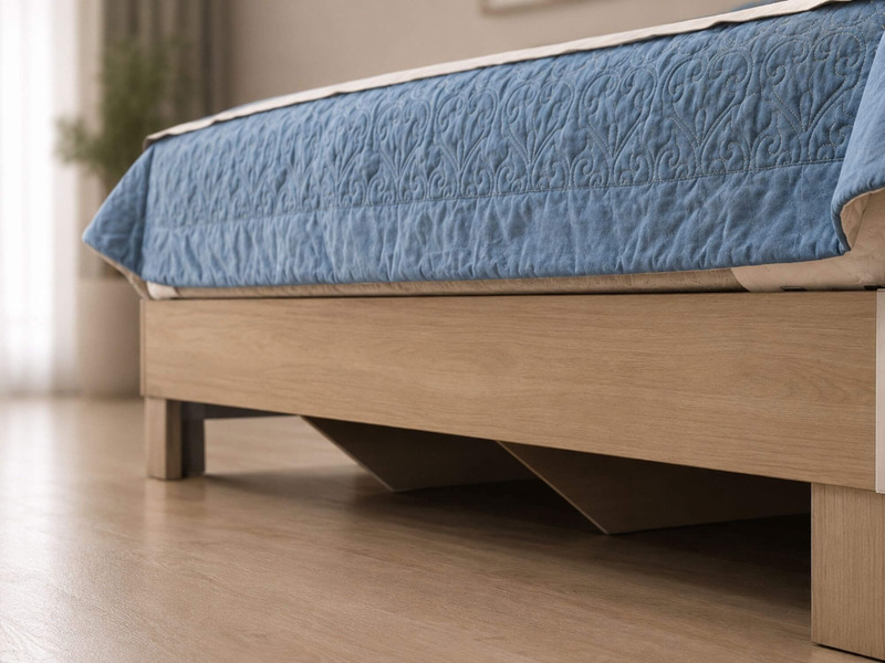 Cận cảnh phần chân và khung giường của Giường Ngủ CELINE, làm từ gỗ công nghiệp cao cấp với tông màu gỗ sáng tự nhiên. Châ…