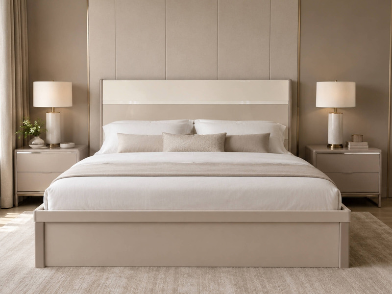 Giường Ngủ ELLORA GN2571 nhìn chính diện, đặt trong phòng ngủ hiện đại với tông màu be chủ đạo. Giường có đầu giường cao…