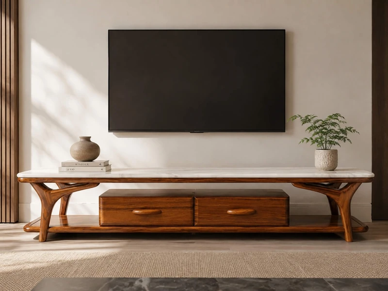 Kệ tivi ARBOR hiện đại đặt trong không gian phòng khách sang trọng, dưới một chiếc TV màn hình lớn treo tường. Kệ có mặt đ…