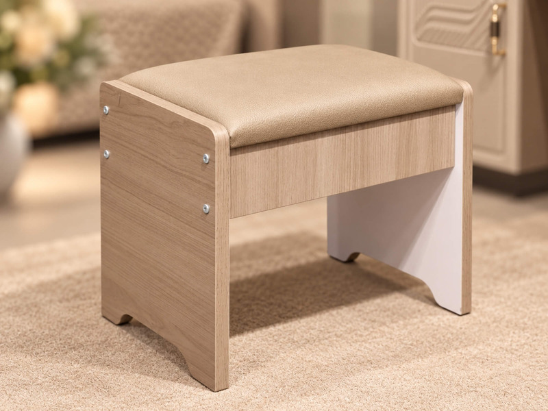 Cận cảnh ghế đôn đi kèm bàn phấn ELARA BD31, được chụp trên nền thảm. Ghế có khung gỗ công nghiệp màu vân gỗ nhạt, thiết k…