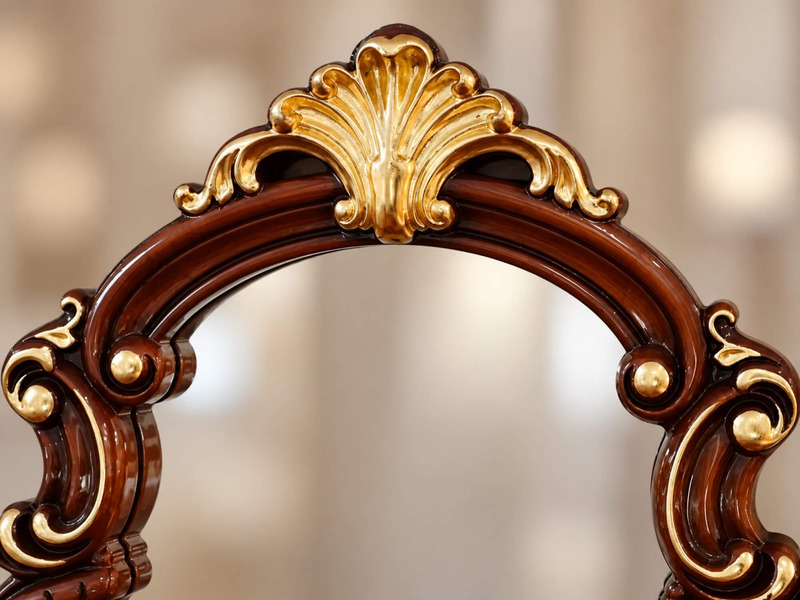 Chi tiết phần đỉnh gương của bàn phấn VERSAILLES, với họa tiết vỏ sò và lá cây được chạm khắc tinh xảo, mạ vàng đồng lấp l…