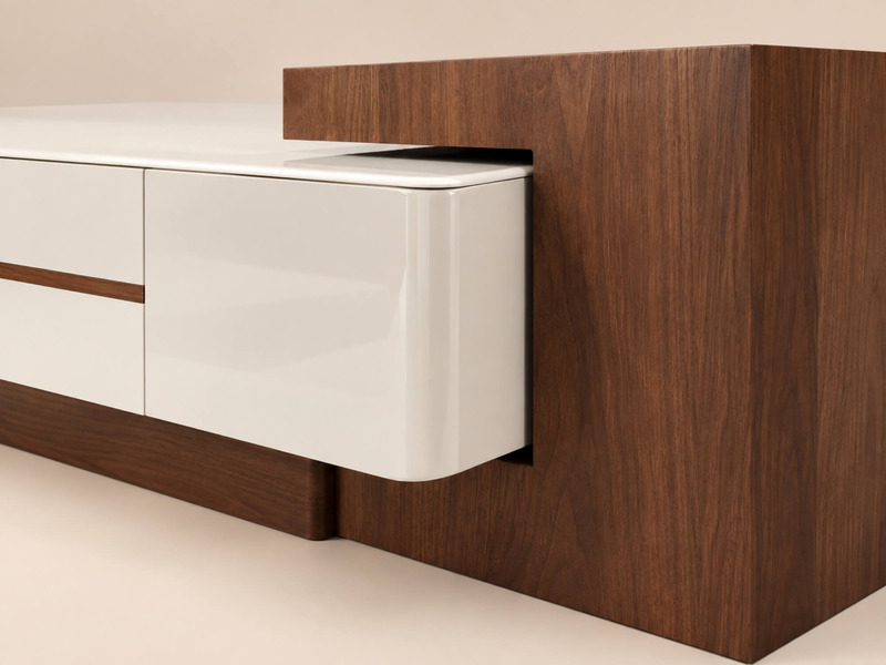 Cận cảnh chi tiết cạnh bàn trà ARLO BTK9876, cho thấy sự kết hợp tinh tế giữa hộc bàn màu trắng bóng bo tròn và khối gỗ MF…