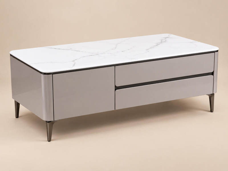 Bàn trà ARLUNE BT8635 được chụp góc 3/4 từ phía trước trên nền be trơn, làm nổi bật sự kết hợp giữa mặt đá nhân tạo trắng…