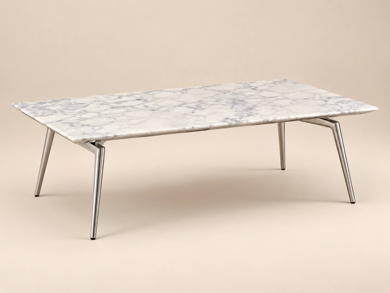Bàn trà CARRARA BTCJ336 chụp từ góc chéo phía trước, nổi bật mặt đá tự nhiên vân mây trắng xám hình chữ nhật. Chân bàn làm…