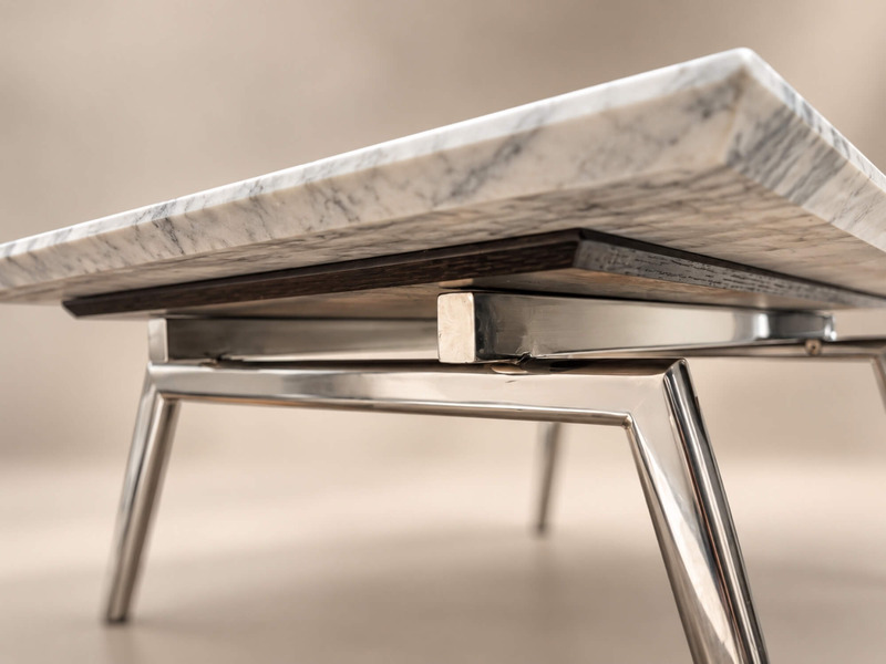 Cận cảnh mặt bàn đá tự nhiên của CARRARA BTCJ336 từ góc thấp, làm nổi bật độ dày và các đường vân độc đáo của đá. Phần khu…