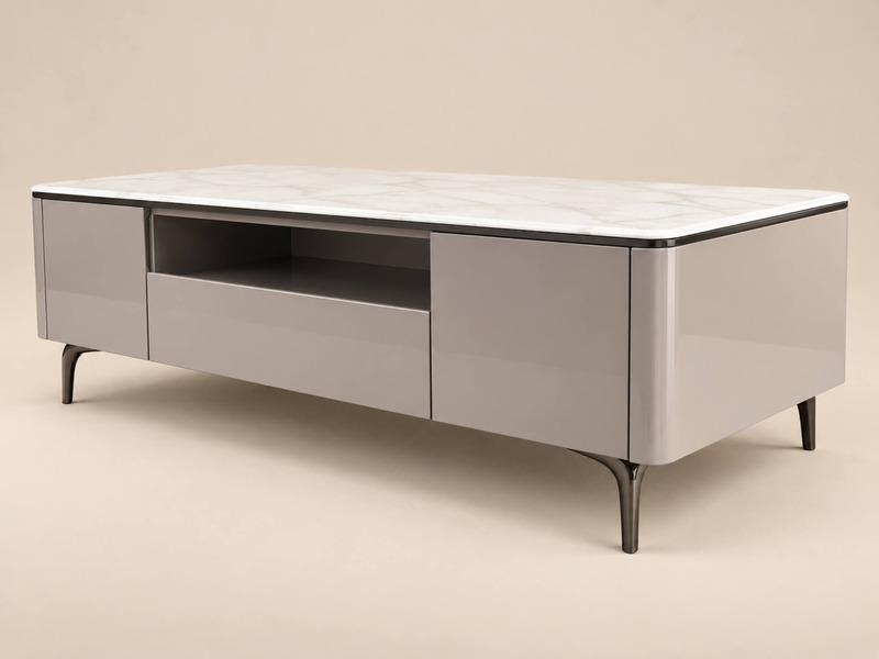 Bàn trà MONZA BT2515 được chụp góc nghiêng từ dưới lên, làm nổi bật phần thân bàn màu ghi bóng và chân kim loại màu đồng v…