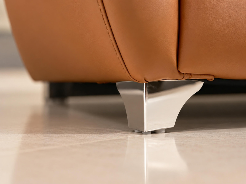 Cận cảnh chân ghế của bộ sofa ELVANE, được làm từ kim loại màu bạc sáng bóng với thiết kế hình thang trụ vững chắc. Chân g…