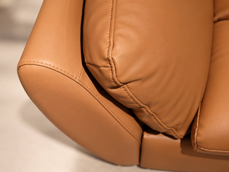 Chi tiết góc đệm ngồi của ghế sofa ELVANE, nổi bật với những nếp gấp tự nhiên và đường may tinh tế trên bề mặt da nhân tạo…
