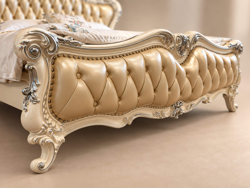 Giường ngủ tân cổ điển ROCOCO chụp từ góc thấp, tập trung vào chân và thành giường bọc da. Khung gỗ sồi sơn Lacker màu kem…