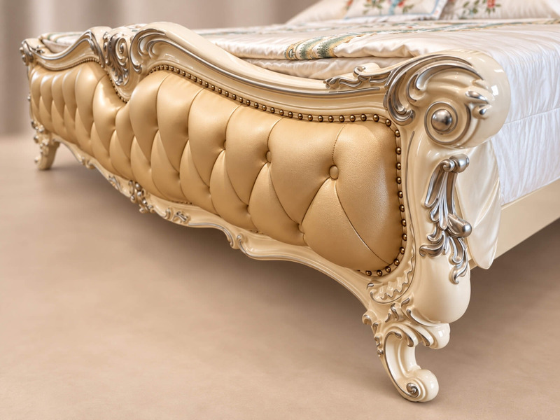 Cận cảnh phần chân giường và cạnh bên của giường ngủ ROCOCO, thể hiện rõ các đường cong mềm mại và chi tiết chạm khắc hoa…