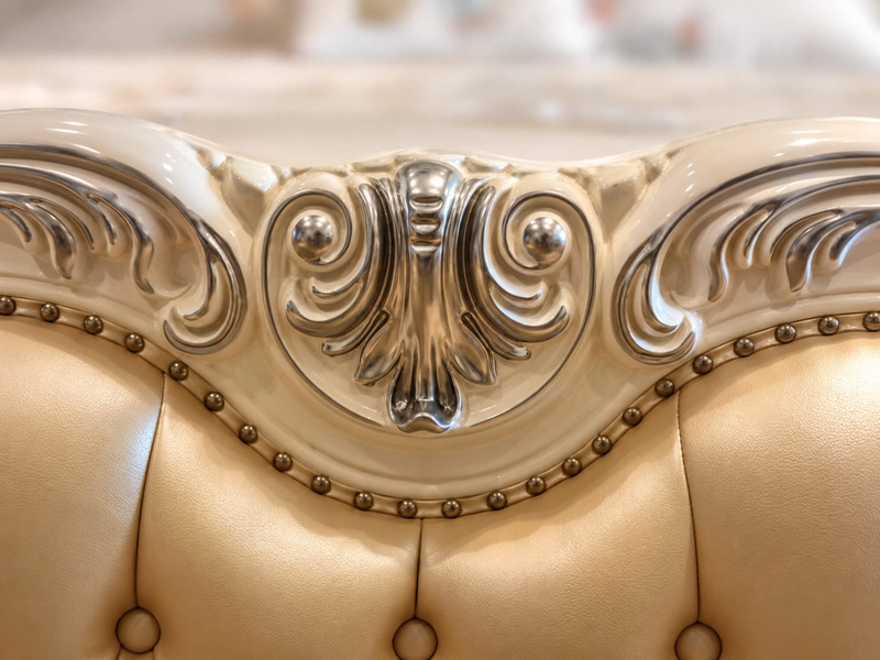 Chi tiết cận cảnh phần viền đầu giường của chiếc giường ROCOCO, nổi bật với họa tiết chạm khắc tinh xảo mạ vàng trên nền…