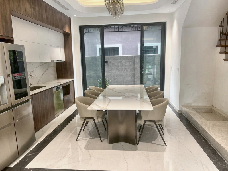 Bàn ăn 8 ghế mặt đá vân mây chân đế cánh quạt kim loại tại nhà khách hàng – Nội Thất Gia Khánh