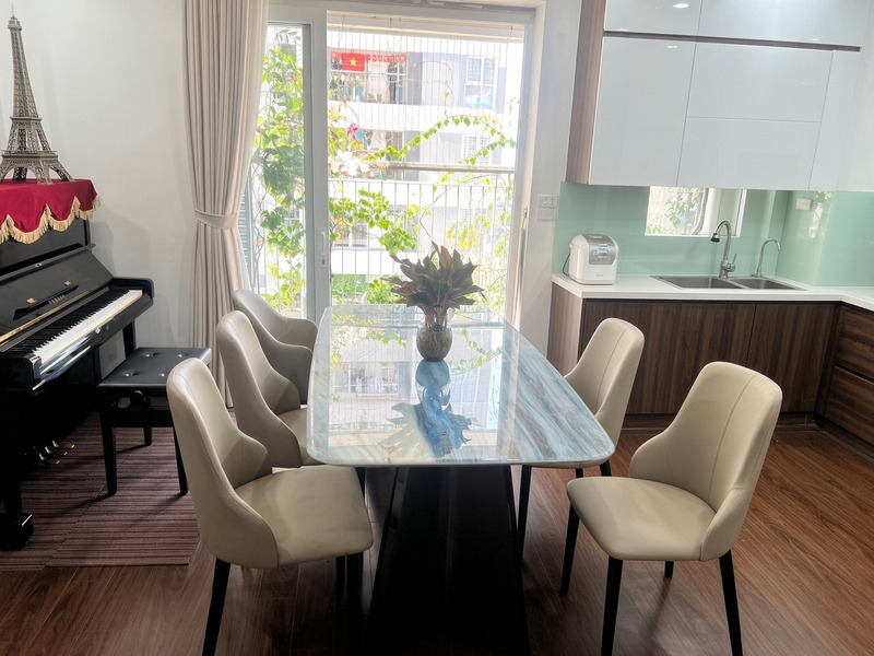 Bàn ăn mặt đá vân xanh chân đế gỗ chữ V tại nhà khách hàng – Nội Thất Gia Khánh