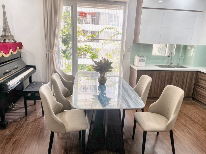Bàn ăn mặt đá vân xanh chân đế gỗ chữ V tại nhà khách hàng – Nội Thất Gia Khánh