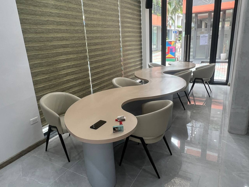 Bàn dài hình sóng chữ S uốn lượn tại showroom – Nội Thất Gia Khánh