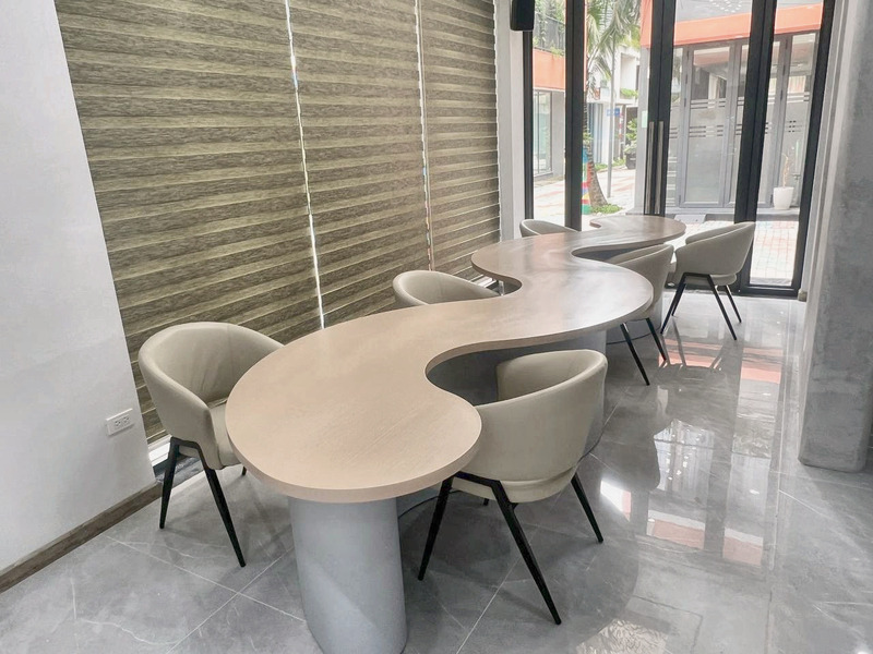 Bàn dài hình sóng chữ S uốn lượn tại showroom – Nội Thất Gia Khánh